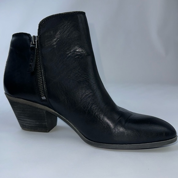 Frye Leather Bootie. Black. Working Zipper on Both Sides of Boot. Sz 9.5. - Picture 5 of 16